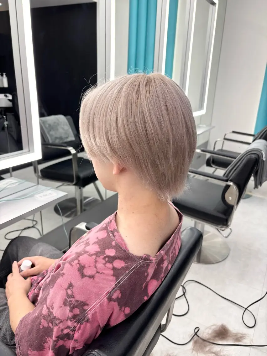 ショート カラー メンズ ベージュカラー ホワイトベージュ カット ヘアカラー TACE AYANOのヘアスタイル