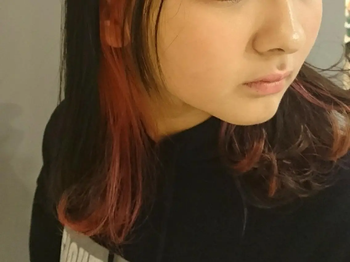ミディアム カラー ブリーチ ダークグレー インナーカラー ピンクカラー レッドカラー coii コイ【原宿/表参道】のヘアスタイル