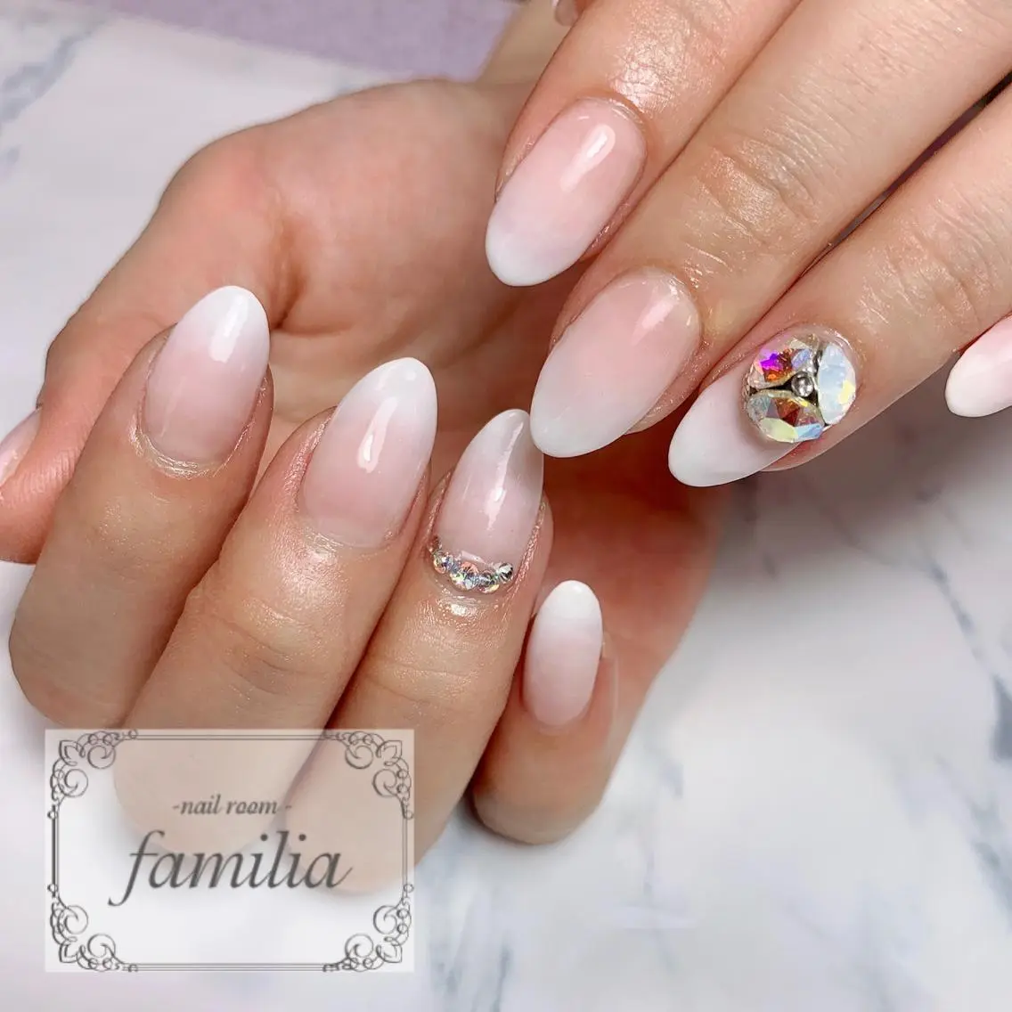 ネイル グラデーション ホワイト -nailroom- familiaのネイルデザイン