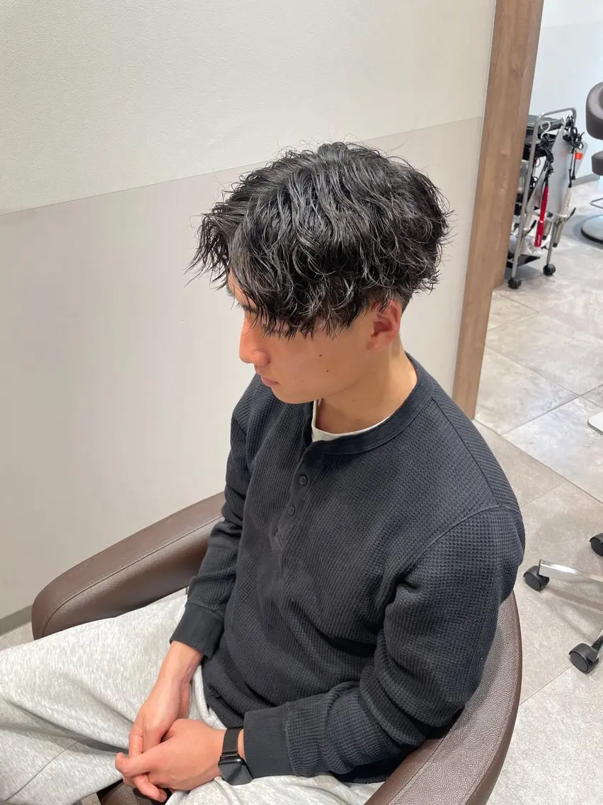 パーマ メンズ センターパート メンズパーマ メンズツイストパーマ ツイストスパイラルパーマ スパイラルパーマ カット パーマ 熊本メンズパーマ/ 飽田 優人のヘアスタイル