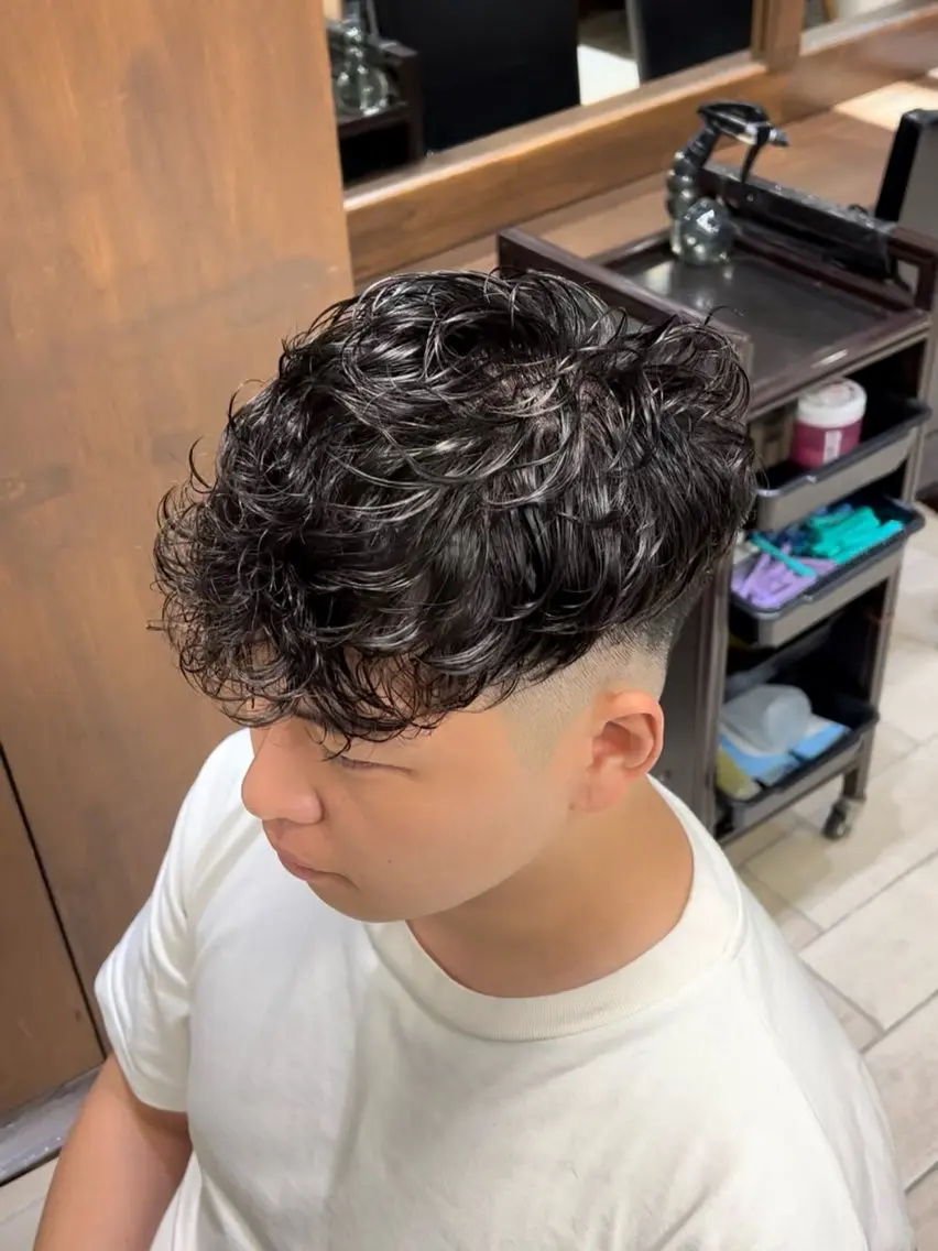ショート パーマ メンズ スペインカール 佐藤 拓未のヘアスタイル