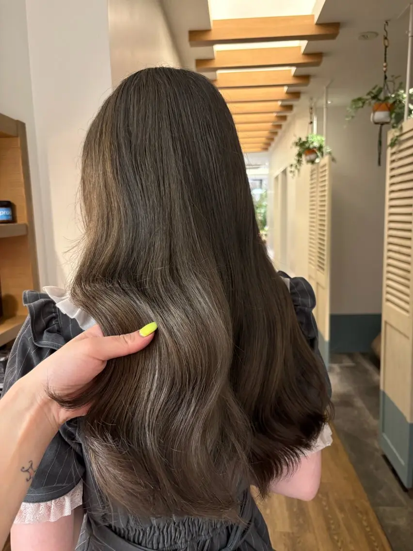 ロング カラー ブリーチ グレージュ ヘアカラー リカ/ハイトーン ・オリーブ🍀のヘアスタイル