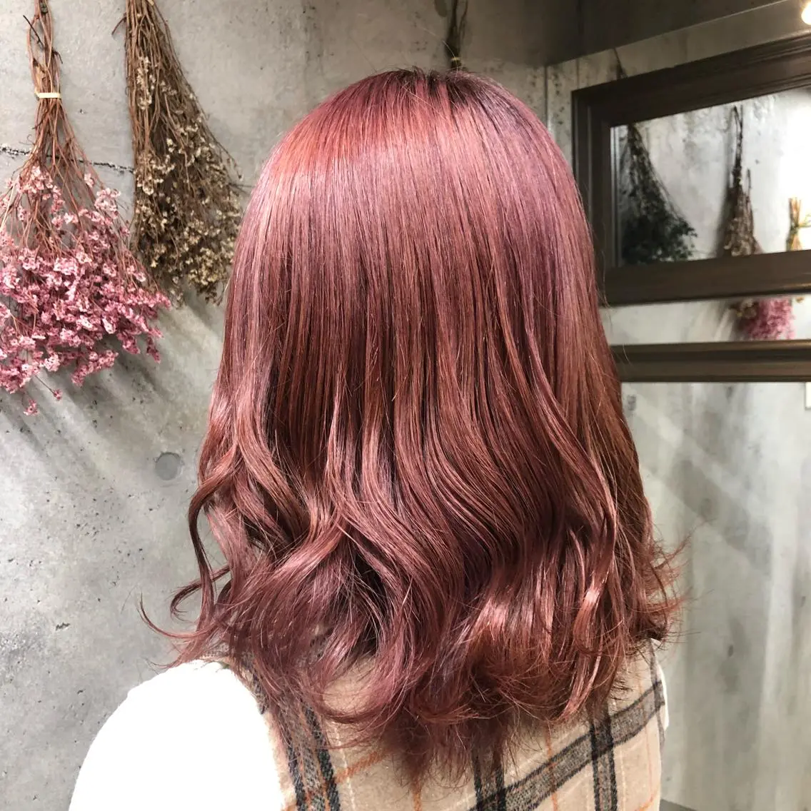 セミロング カラー ピンクカラー wakana 【ブリーチカラー】のヘアスタイル