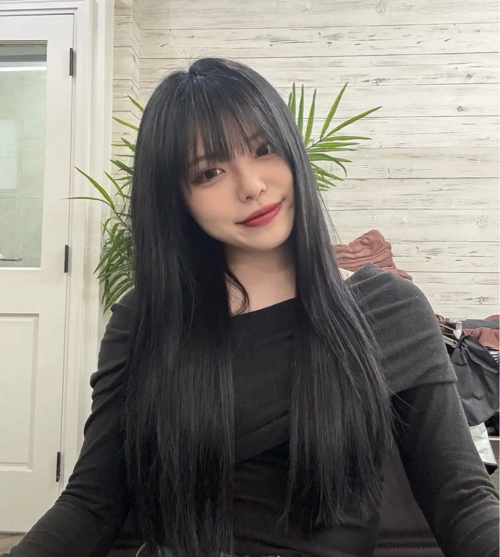 ロング カラー 黒髪 ブルーカラー ブルーブラック ヘアカラー 石山 優花のヘアスタイル