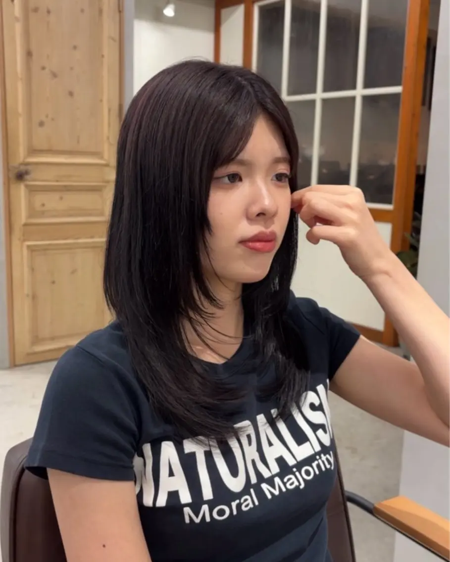 ロング カラー ブラウンカラー ダークブラウン レイヤーカット カット ヘアカラー オカベ ショウマのヘアスタイル