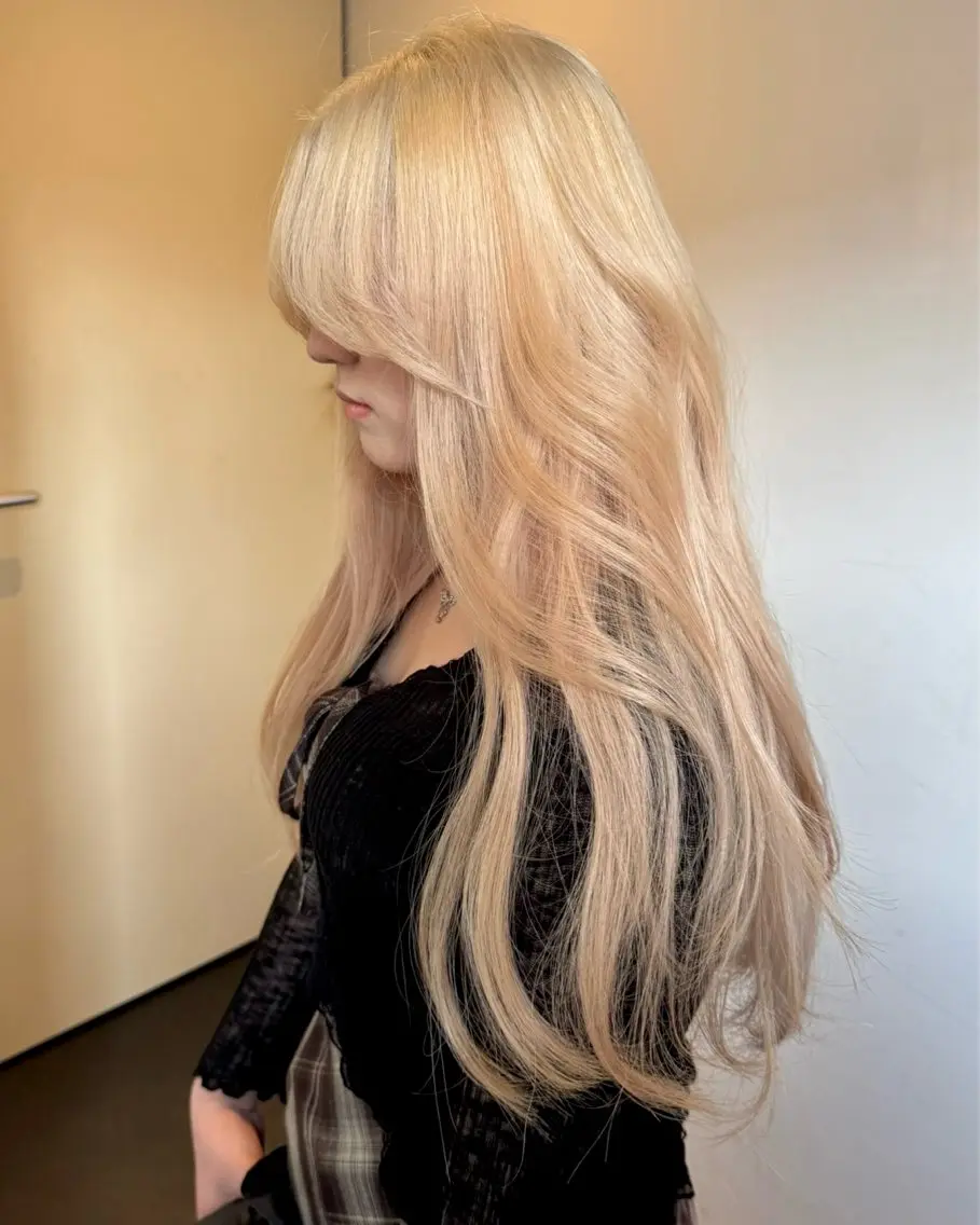 ロング カラー ブリーチ ブロンド ホワイトブロンド ヘアカラー トリートメント RAIMA ケアハイトーンのヘアスタイル