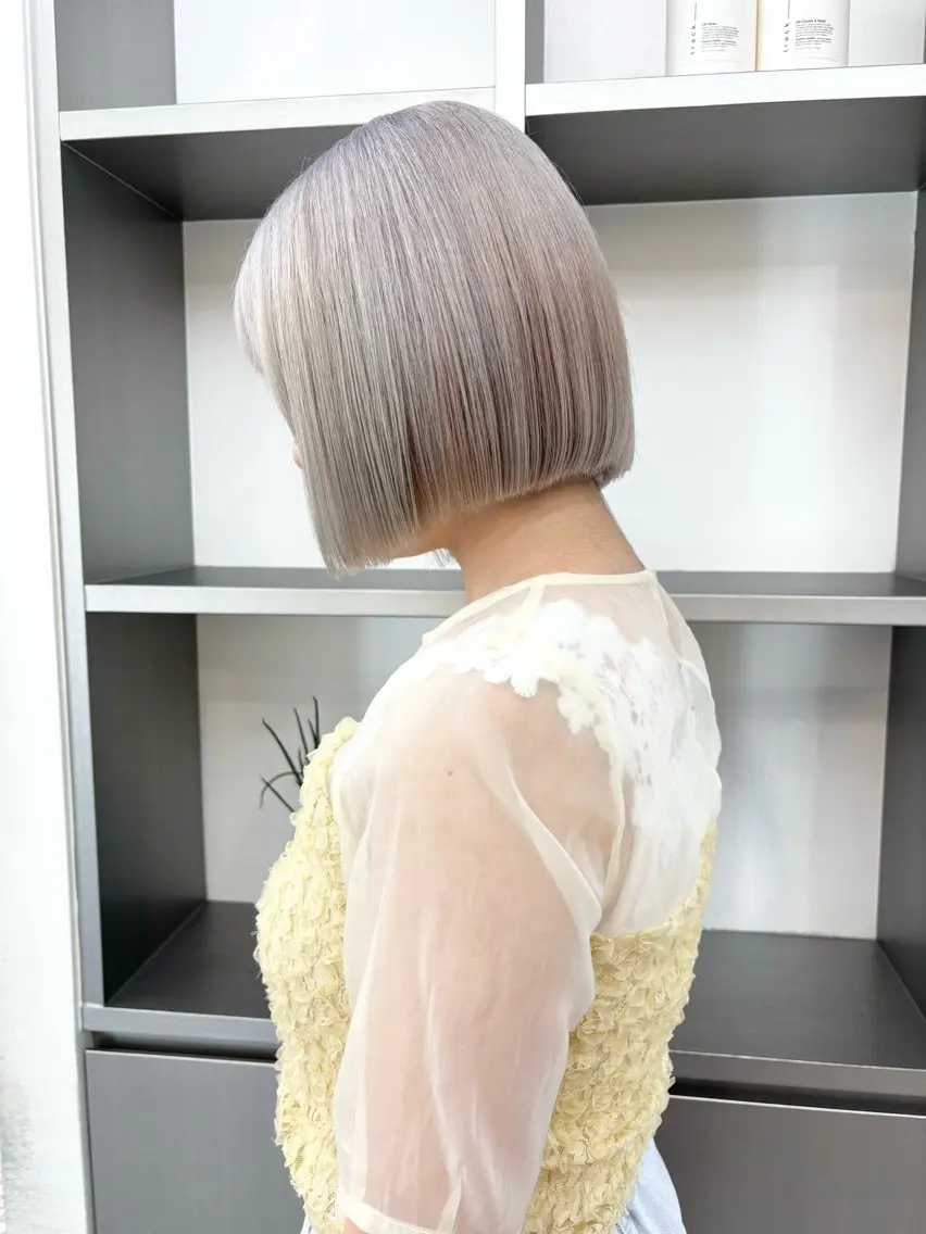 ミディアム カラー ヘアアレンジ ブリーチ ケアブリーチ ハイトーンカラー シルバー ヘアカラー トリートメント 🎨ハイトーン/ 切りっぱなし みつきのヘアスタイル