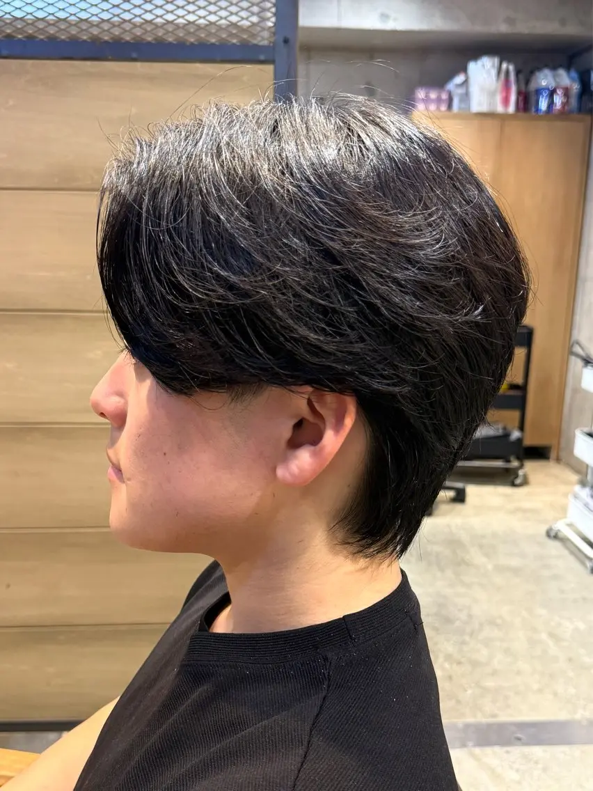 ショート パーマ メンズ ビジネス センターパート フェードカット フェザーパーマ メンズ韓国風 カット パーマ トリートメント ヘアセット 新宿メンズ専門 モテ清潔感パーマ特化のヘアスタイル