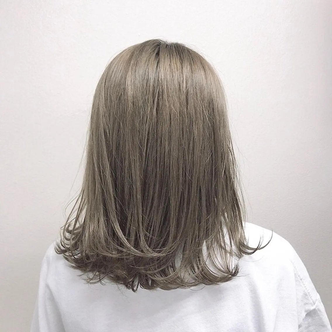 セミロング カラー 🩵ハイトーン 美咲🩵のヘアスタイル