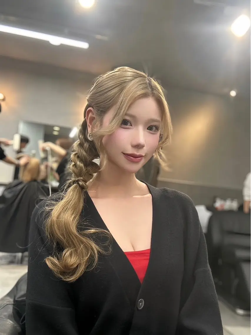 ロング ヘアアレンジ moe🎀 透明感カラーのヘアスタイル