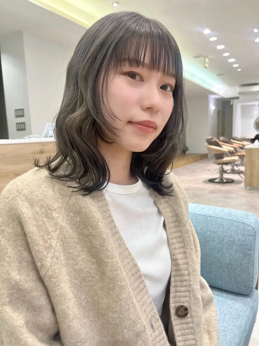 ミディアム カラー 切りっぱなしボブ ブリーチ 透明感カラー ダブルカラー ハイトーンカラー cana 札幌レイヤースタイルのヘアスタイル