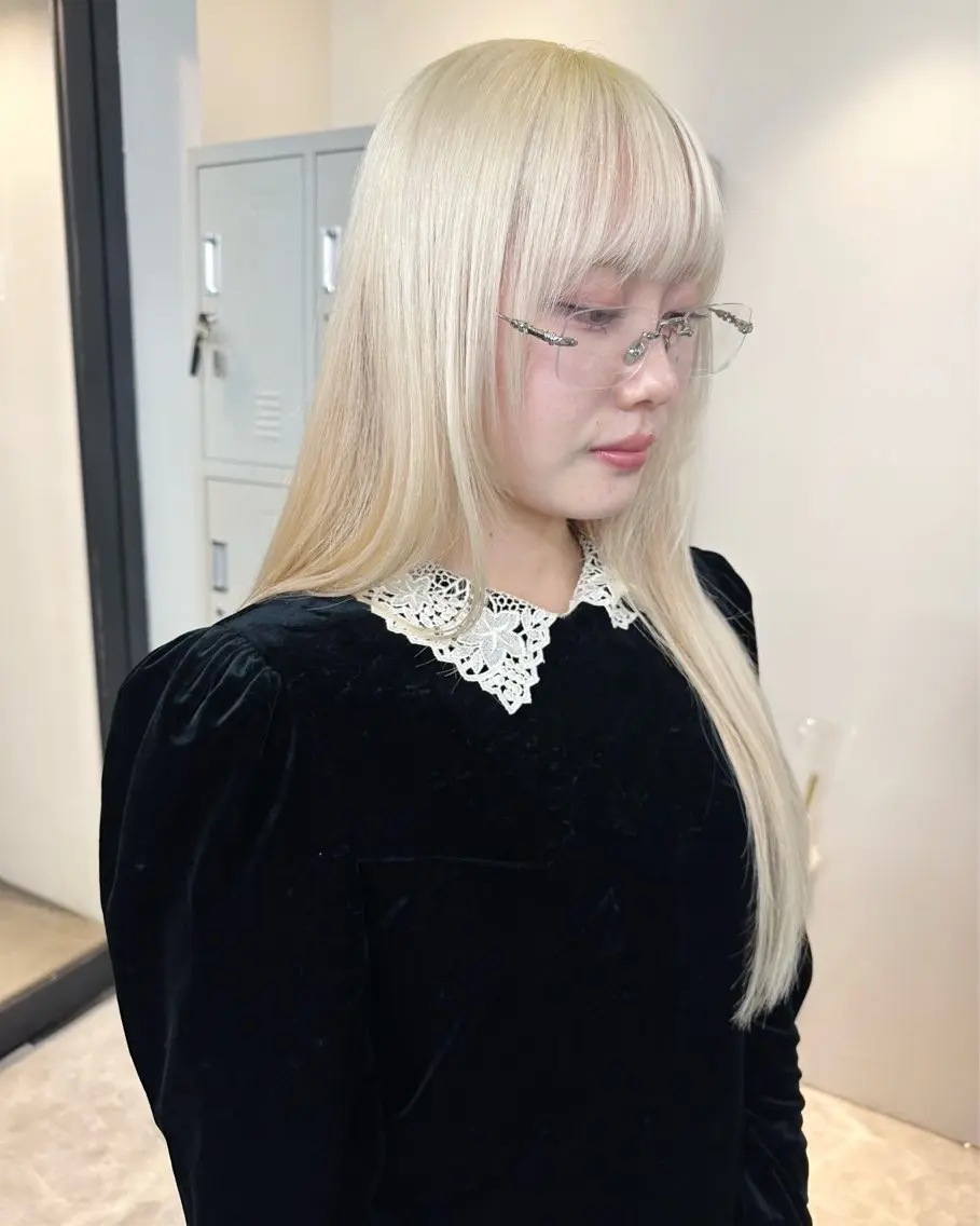 ロング カラー ヘアアレンジ ブリーチ 抜きっぱなしブロンド ブロンド ヘアカラー トリートメント Flamme Annaのヘアスタイル