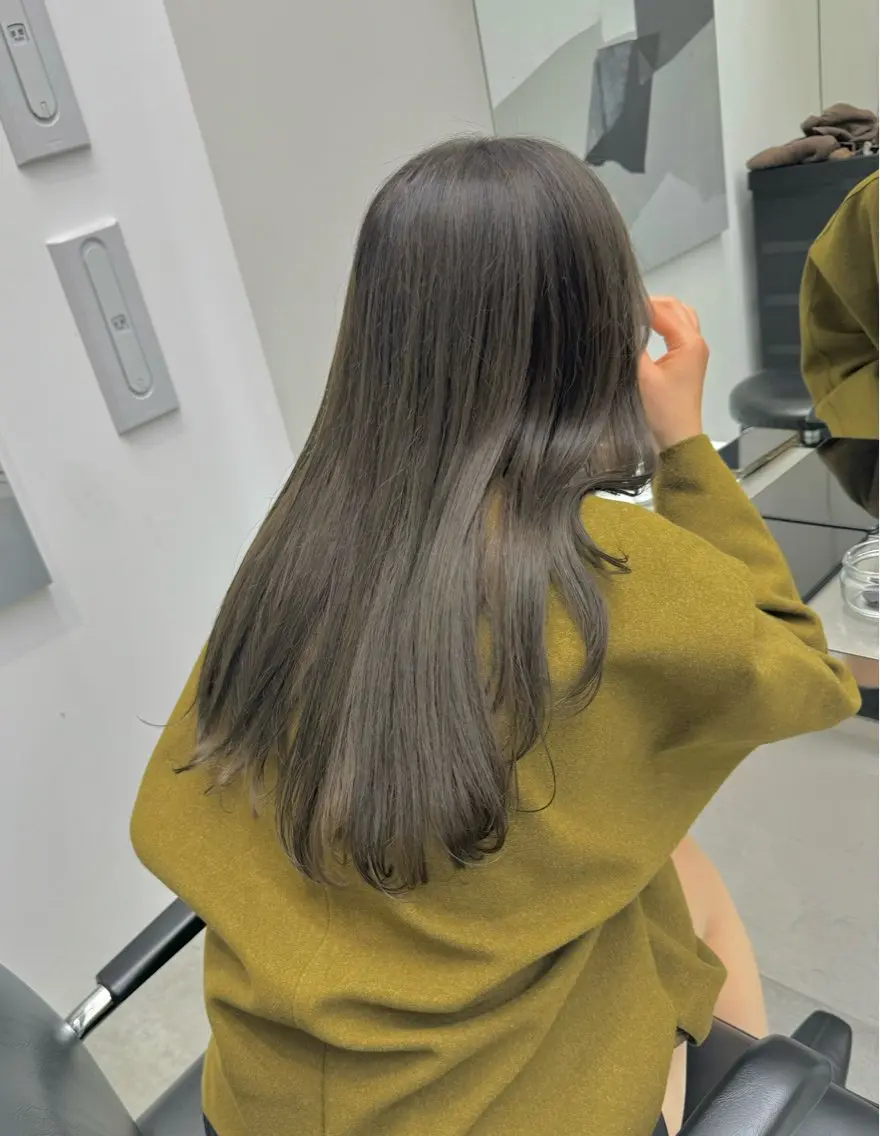 ロング カラー グレージュ ヘアカラー ブリーチなし 寒色カラーのヘアスタイル