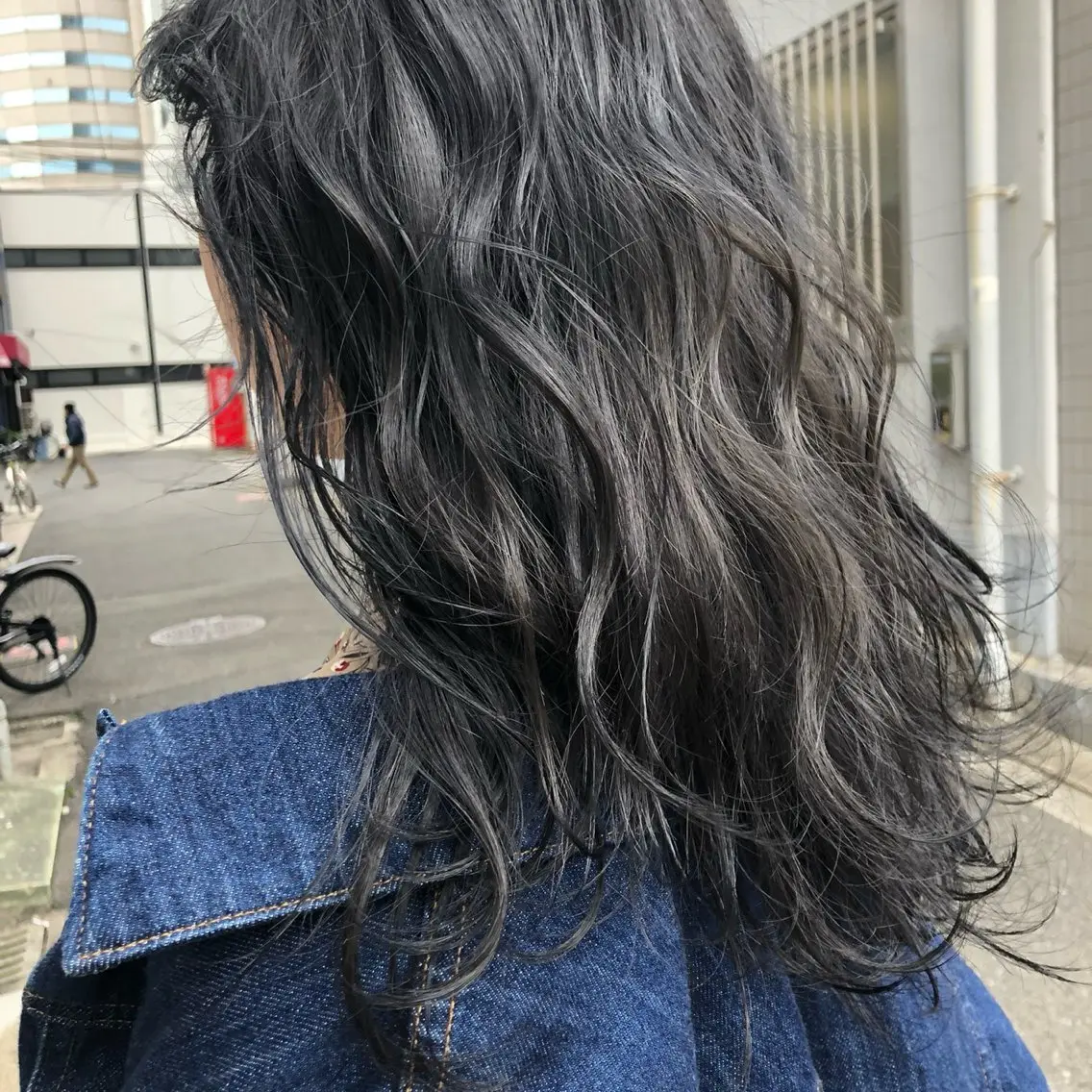 セミロング カラー 黒髪 ブリーチ ブルーカラー ブルーブラック 透明感カラー BELO / yuzuのヘアスタイル