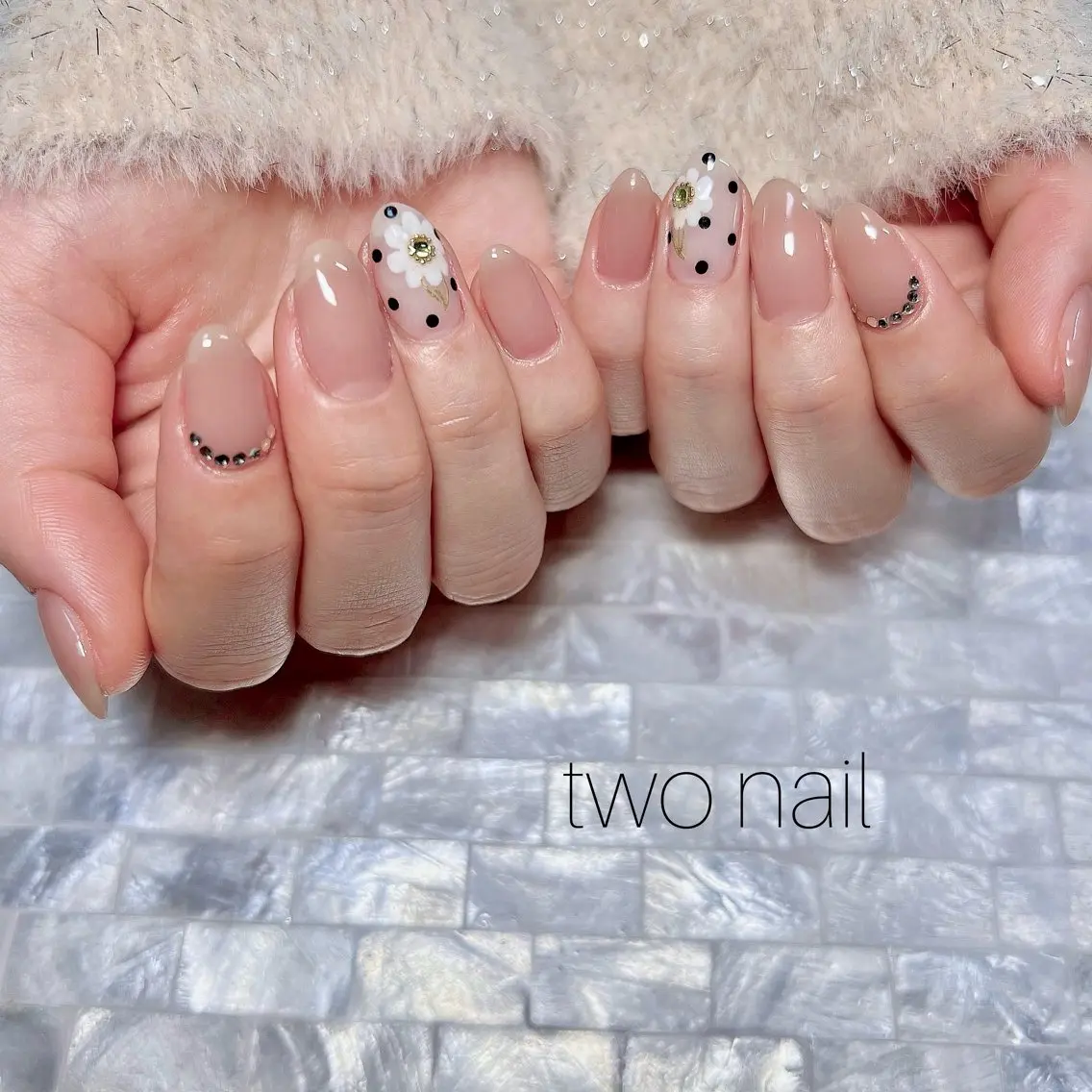 ネイル アートネイル ブラウン ネイルチップ ホワイト ハンドネイル two nailのネイルデザイン