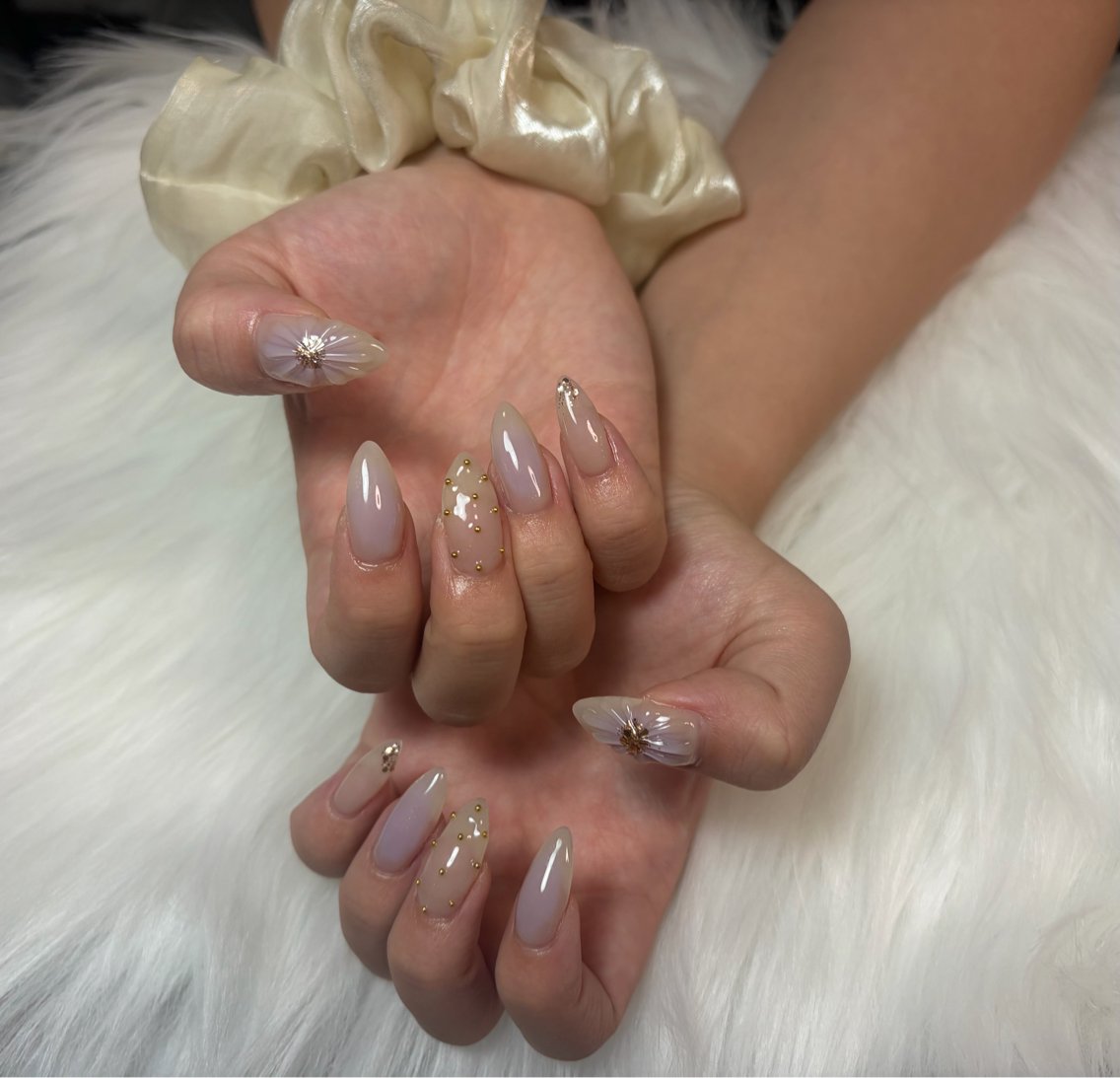 ネイル チークネイル パープル ホワイト ハンドネイル 💛Tsuki💛 〈IRY〉 池袋のネイルデザイン