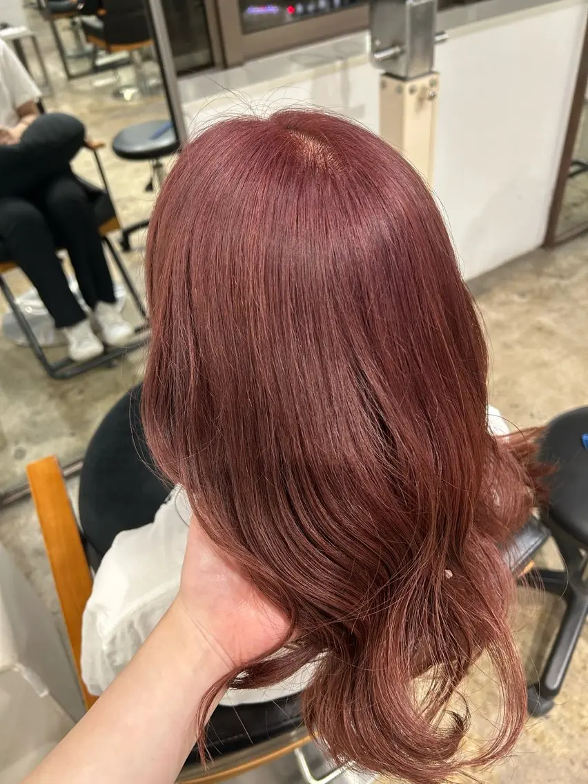 セミロング カラー ブリーチ カシス ピンクカラー 羽成 優衣菜のヘアスタイル