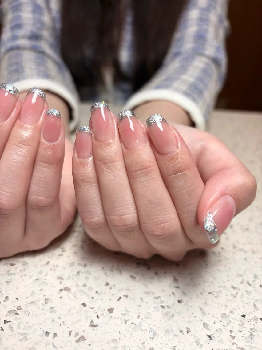 ネイル チークネイル フレンチネイル ガラスフレンチ ハンドネイル GALLARIA Elegante 緑のネイルデザイン