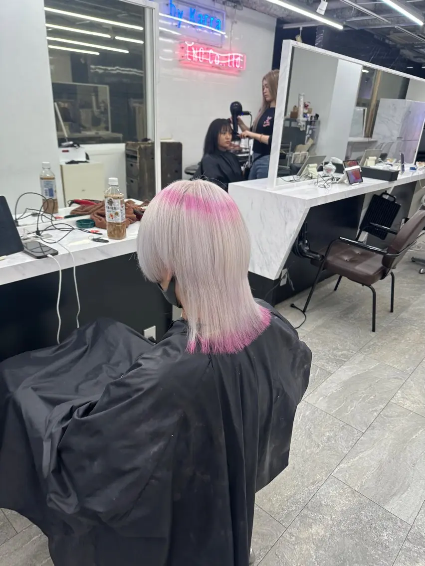 ミディアム カラー アッシュ アッシュグレー ベージュカラー ブリーチ ブロンド 【きらめき屋さん🎀 ハイトーン大和🎀】のヘアスタイル