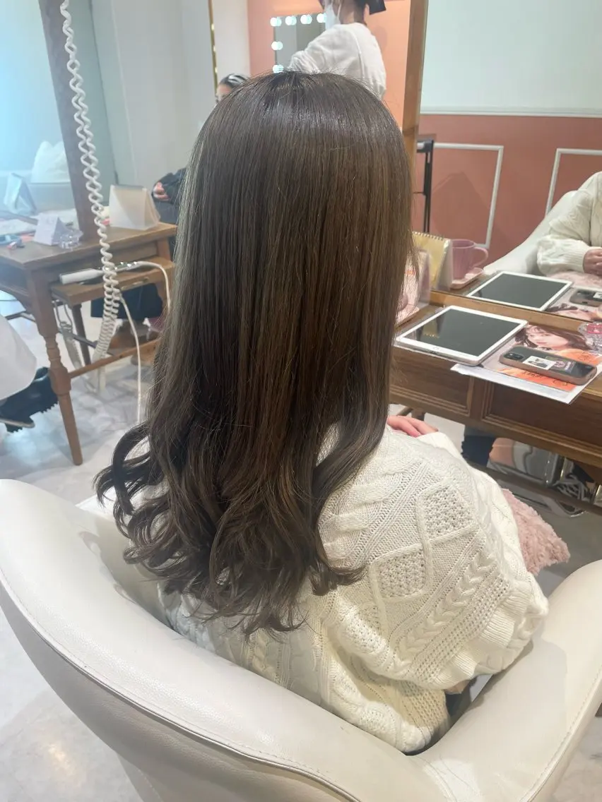 カラー ブリーチ オリーブグレー ヘアカラー 和田 真依のヘアスタイル