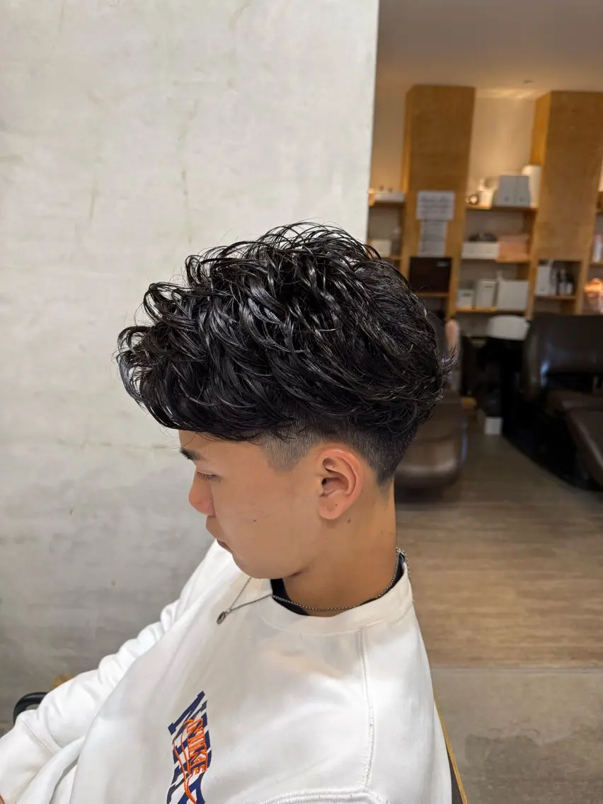 ショート パーマ メンズ センターパート フェザーパーマ メンズパーマ 刈り上げ ニュアンスパーマ 🔥KOSEI🔥 波巻き/ツイスパのヘアスタイル
