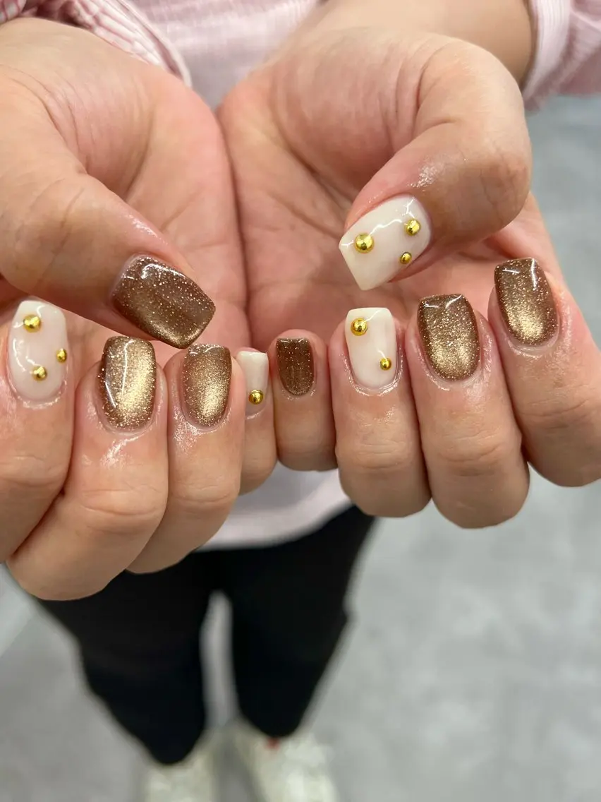ネイル ブラウン ドット ジェルネイル ゴールド マグネットネイル ハンドネイル ハンドケア Bana_ Nailのネイルデザイン