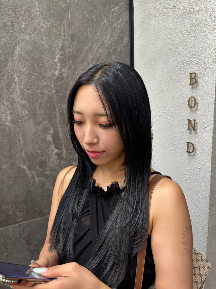 ロング カラー ブルーカラー レイヤーカット 石原 望来のヘアスタイル