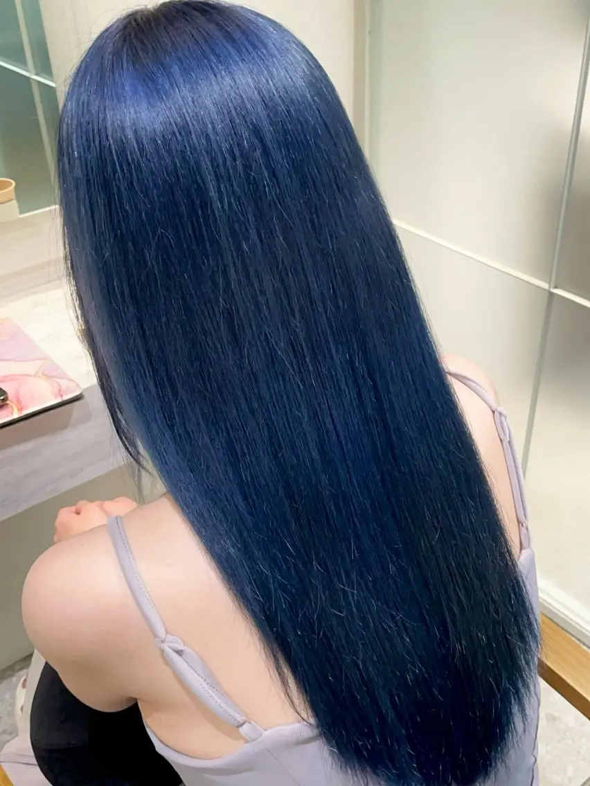ロング カラー ブリーチ ブルーカラー ネイビーカラー ヘアカラー オザキクウガ/ ブリーチ/髪質改善のヘアスタイル