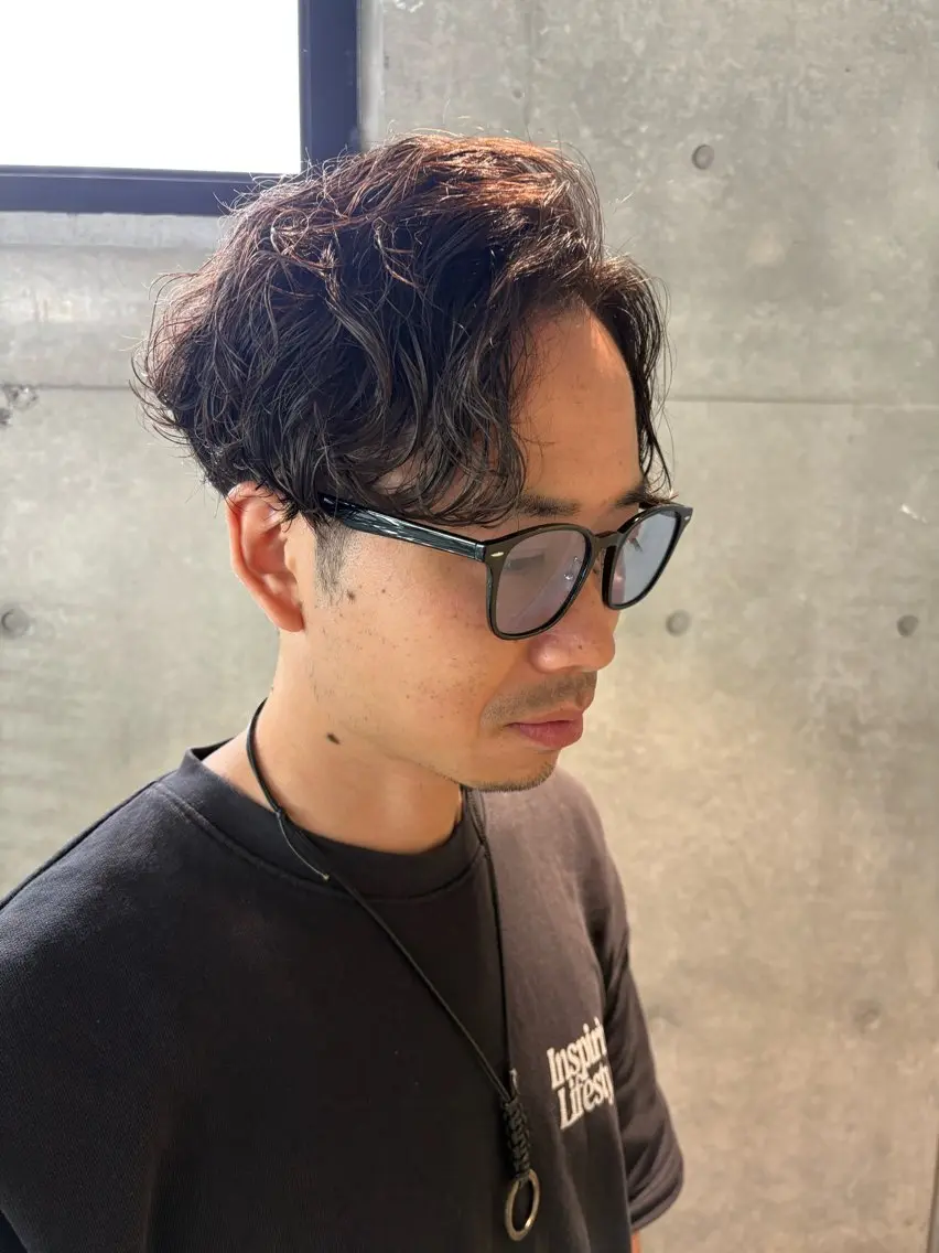 ミディアム パーマ メンズ ミディアムパーマ メンズパーマ カット パーマ トリートメント ラフでキマる色気ヘア 鈴木教介👯‍♀️のヘアスタイル