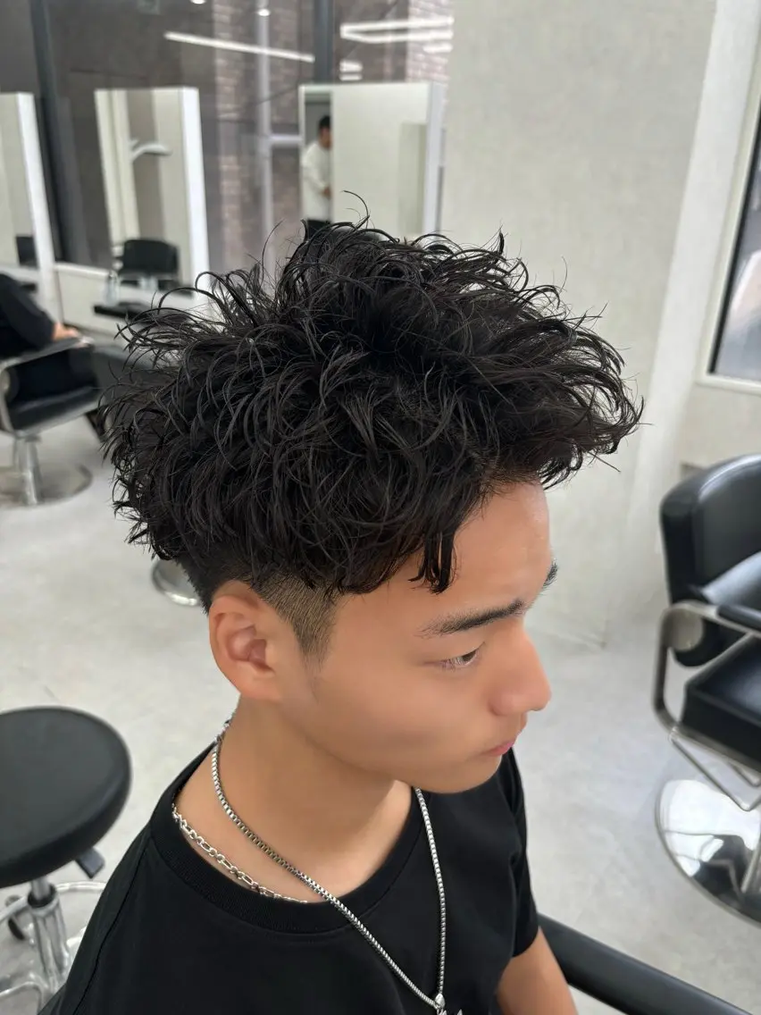 ショート パーマ メンズ メンズパーマ スパイキーショート ツイストスパイラルパーマ 刈り上げ ショートヘア カット パーマ ✨️センターパート/ 曲がる縮毛矯正✨️のヘアスタイル