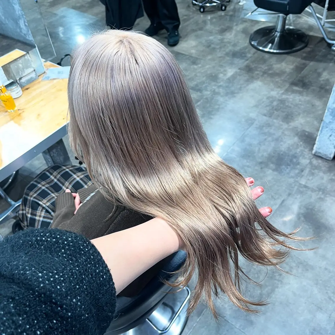 ロング ヘアカラー ハイトーンカラー 🦄レイヤーカットのヘアスタイル