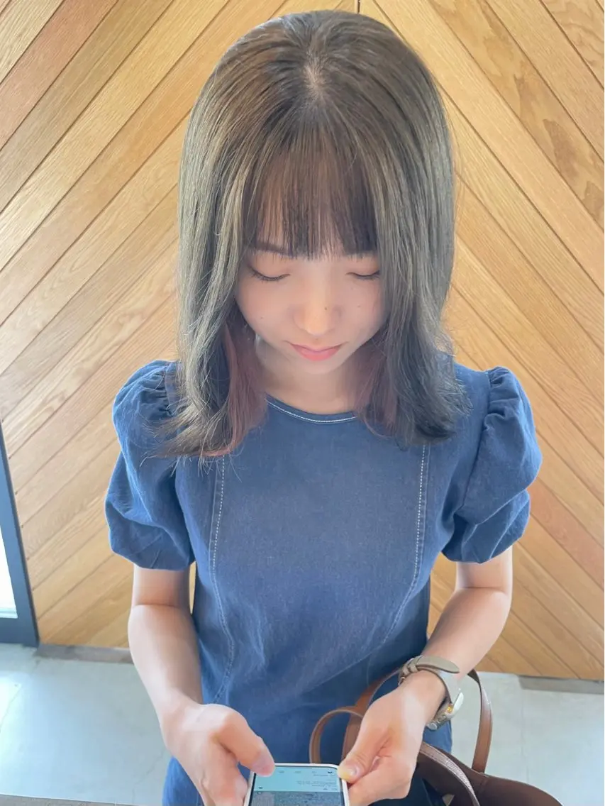 ミディアム カラー ブリーチ ブリーチなしカラー オリーブグレー 小久保 里紗のヘアスタイル