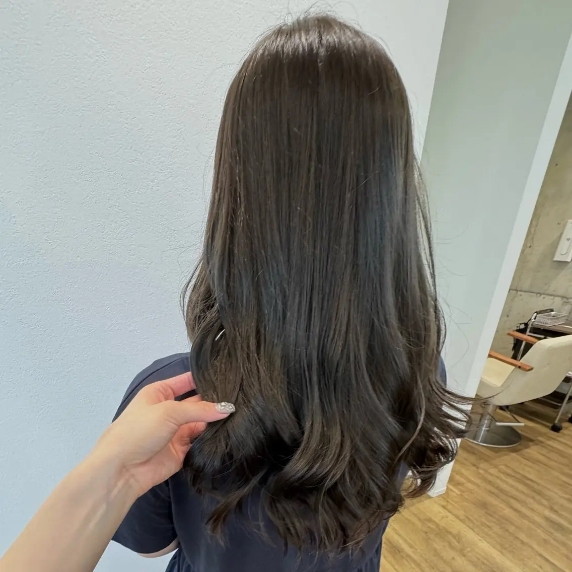 ロング カラー ベージュカラー オリーブベージュ ヘアカラー 杉江 恋波のヘアスタイル