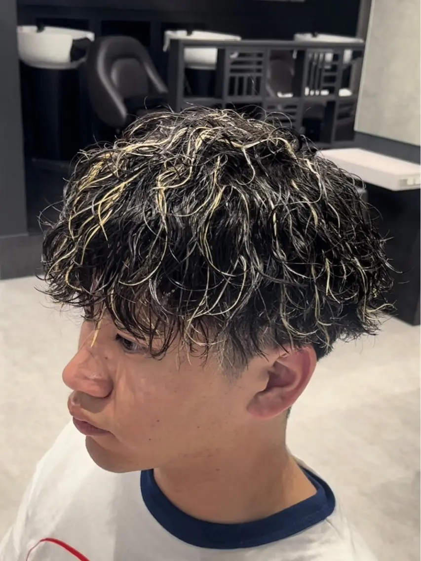 ショート カラー パーマ メンズ メンズハイライト メンズショート 波巻きパーマ ハイライトカラー ハイライト 【店長】メンズ職人 短髪　ハイトーン🔥のヘアスタイル