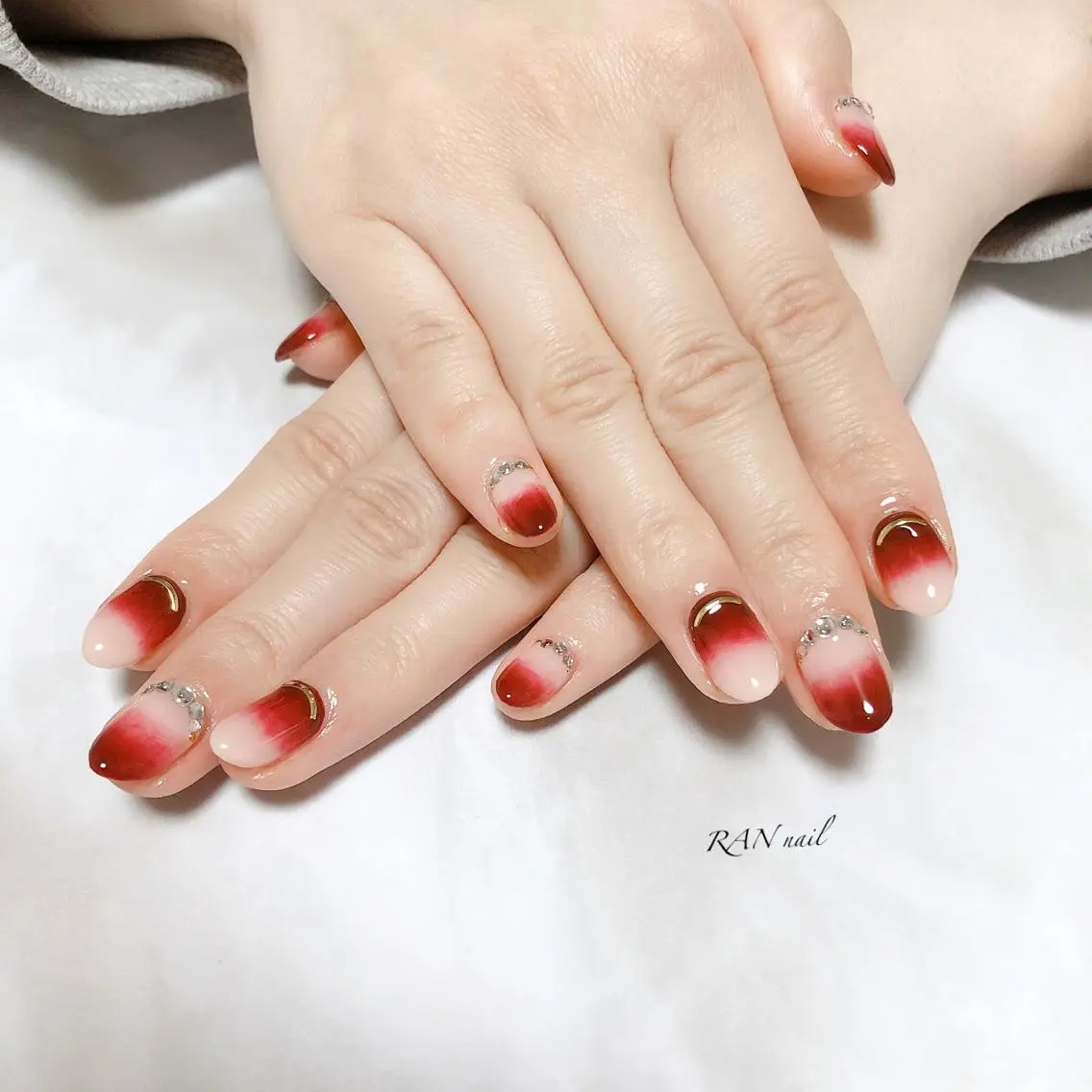 ネイル フットネイル グラデーション キラキラネイル オフィスネイル 赤色 ハンドネイル フットネイル RAN nailのネイルデザイン