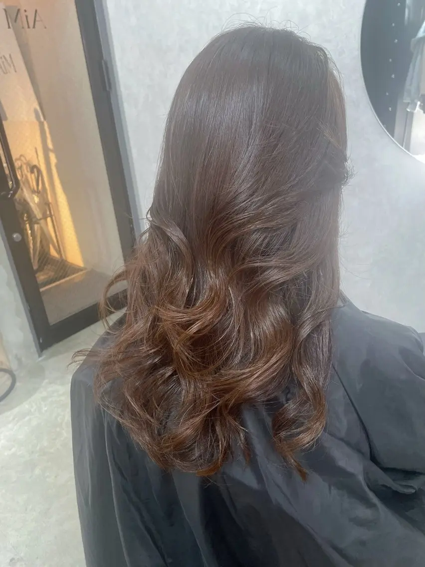 ロング カラー ベージュカラー AIRI layer cut hairのヘアスタイル