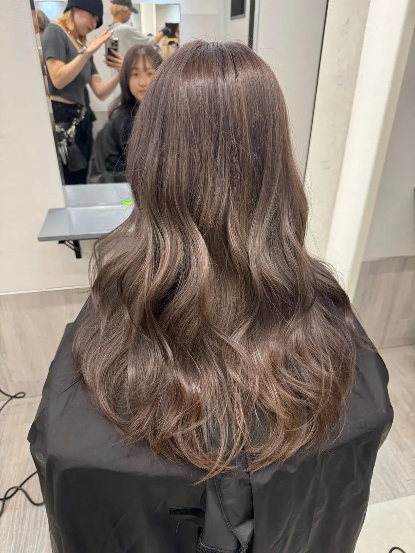 セミロング カラー 赤みなしオリーブ ハイトーン×レイヤーのヘアスタイル