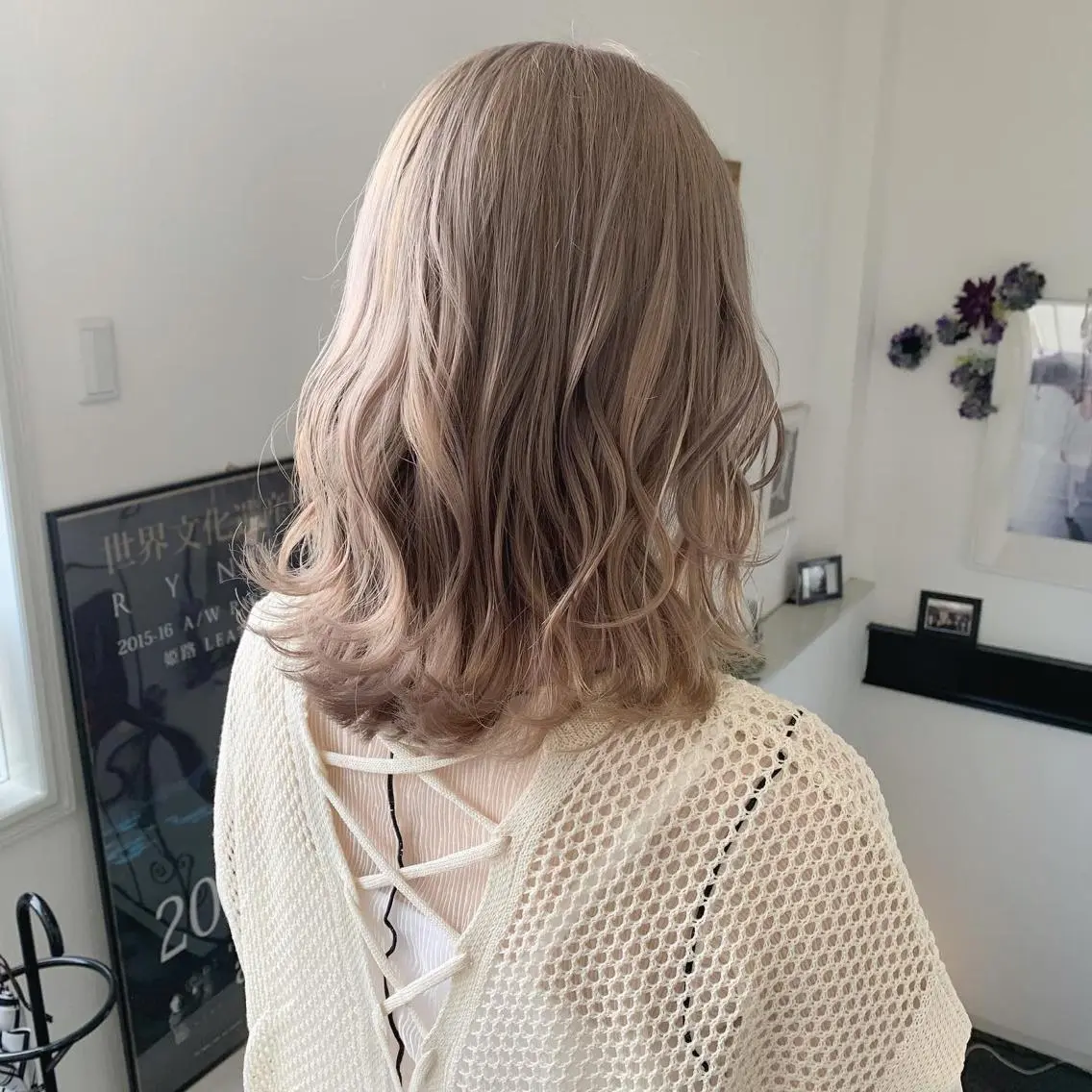 ミディアム カラー ベージュカラー ハイトーンカラー ミルクティーベージュ ヘアカラー 袴田 伊代のヘアスタイル