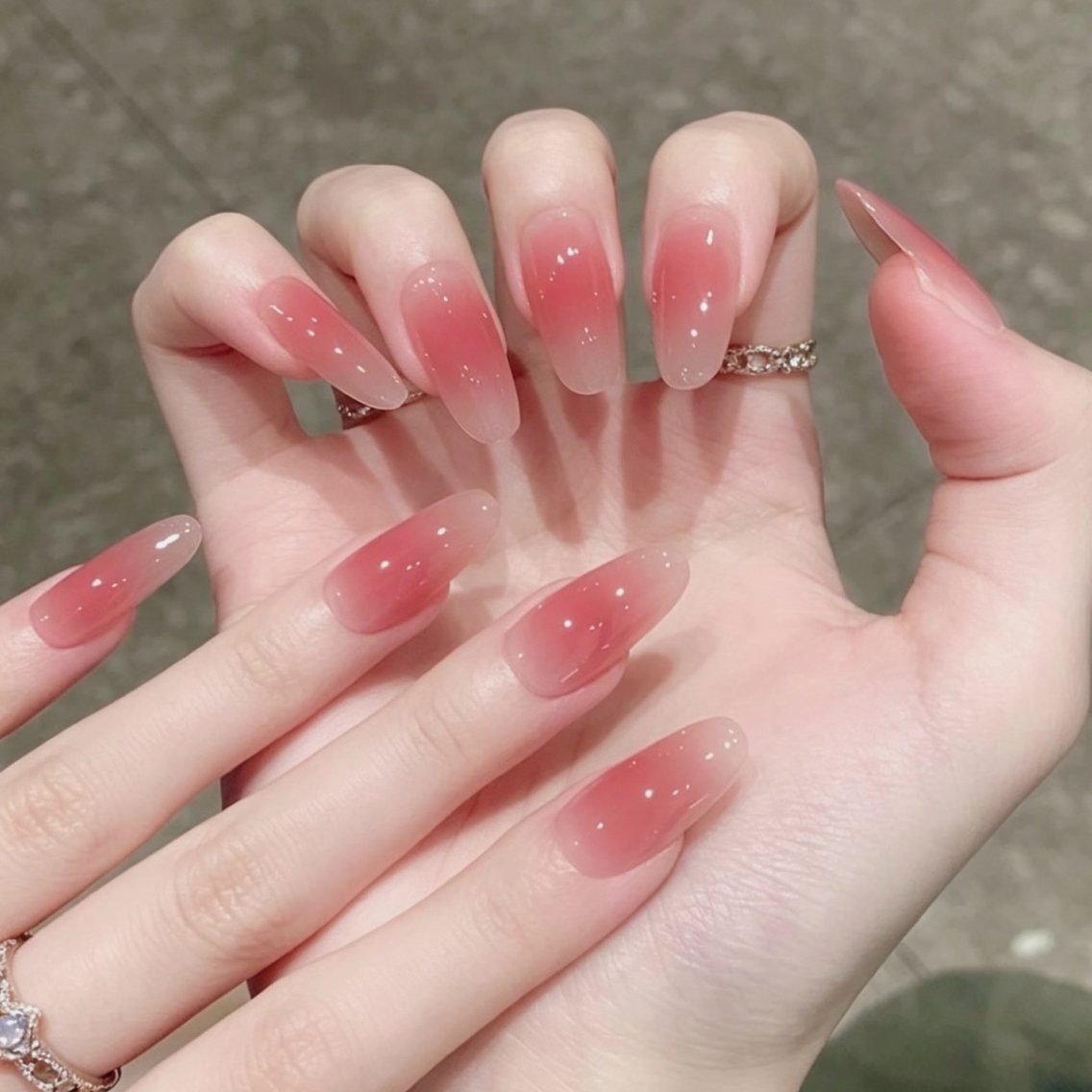 「モデル限定 価格」うるうるチークネイルの写真