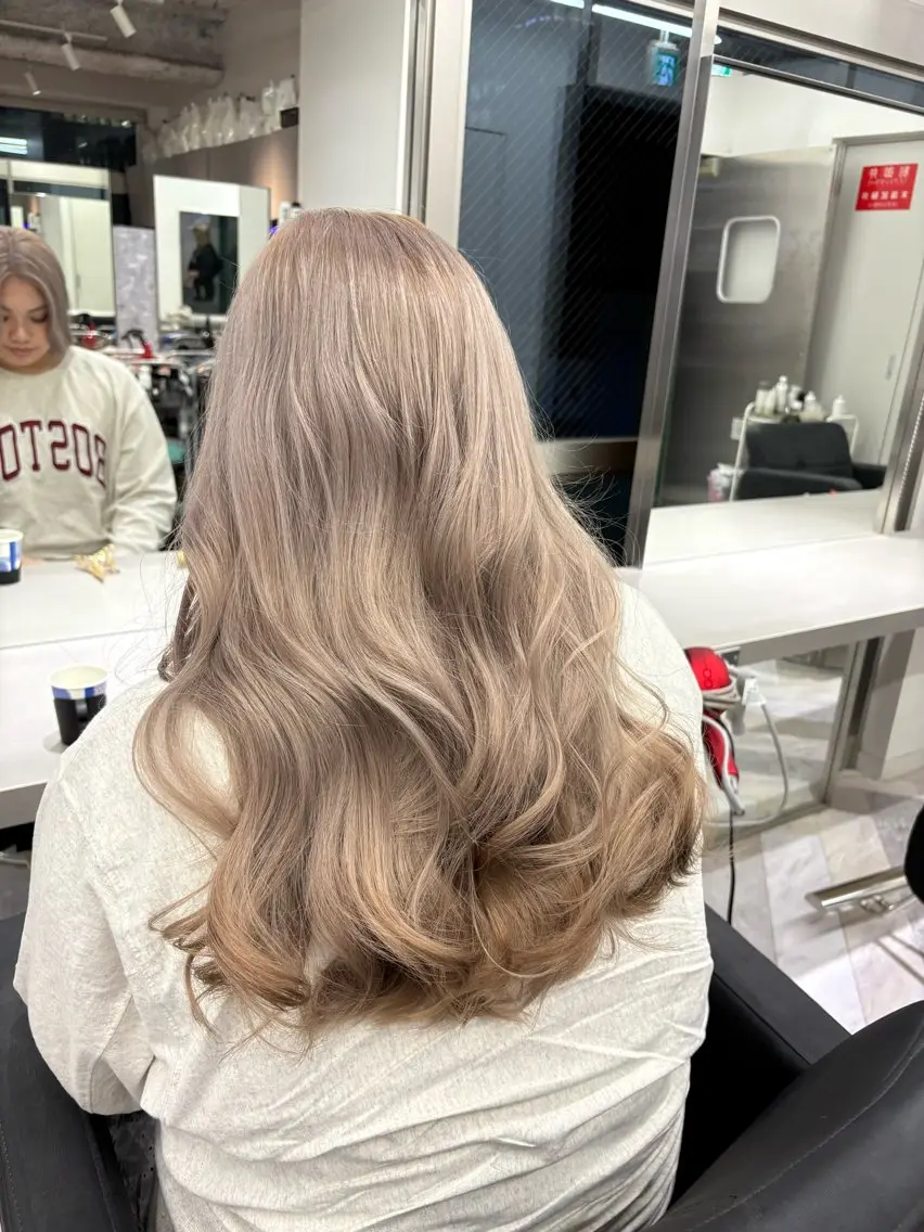 ロング カラー カット ヘアカラー EIGHT mana 海外グレージュ🥥のヘアスタイル