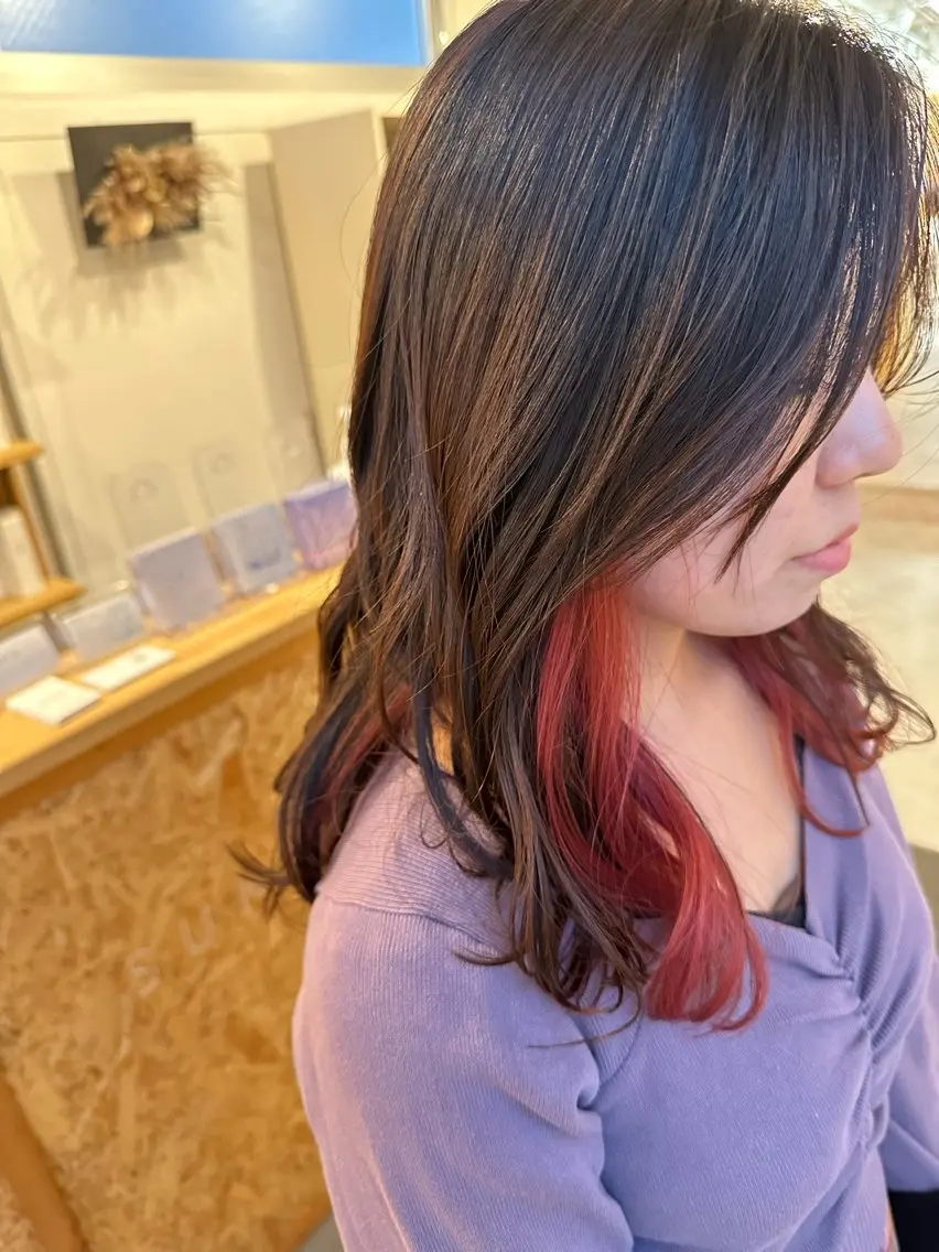 セミロング カラー ピンクカラー レッドカラー 松本 莉央のヘアスタイル