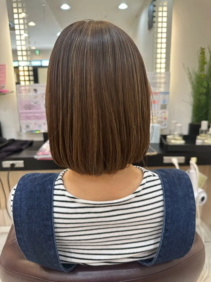 ミディアム カラー 内田温子大人女性 ハイライト、ボブのヘアスタイル