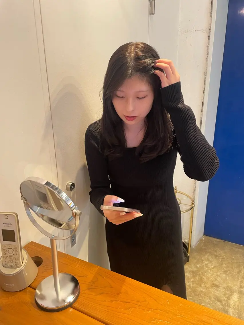 セミロング カラー 黒髪 ブルーカラー ブルーブラック レイヤーカット MIOベージュカラー 柔らかいカラーのヘアスタイル