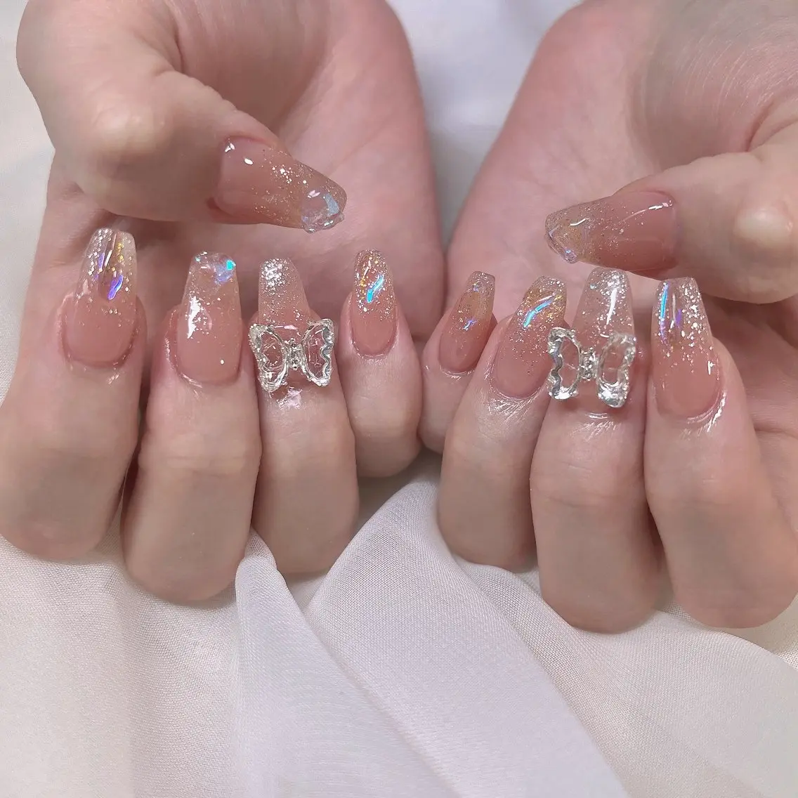 ネイル ゴージャス 氷ネイル・うるうるネイル 持ち込み ストーンネイル ハンドネイル 𓂃🦢Aurora Swan🌙𓂃のネイルデザイン