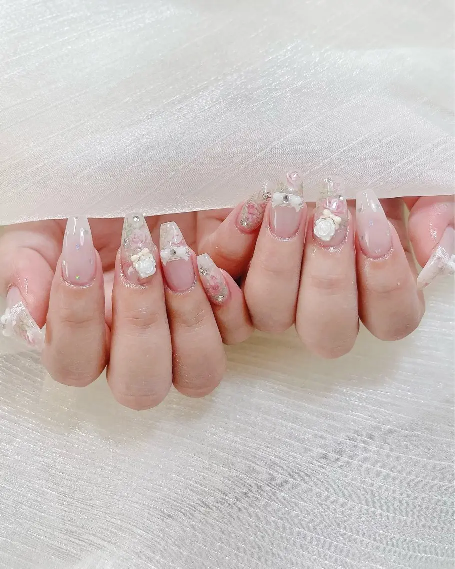 ネイル チークネイル ドット フラワーネイル フレンチネイル キラキラネイル ハンドネイル Speraネイル 大宮店🎀のネイルデザイン