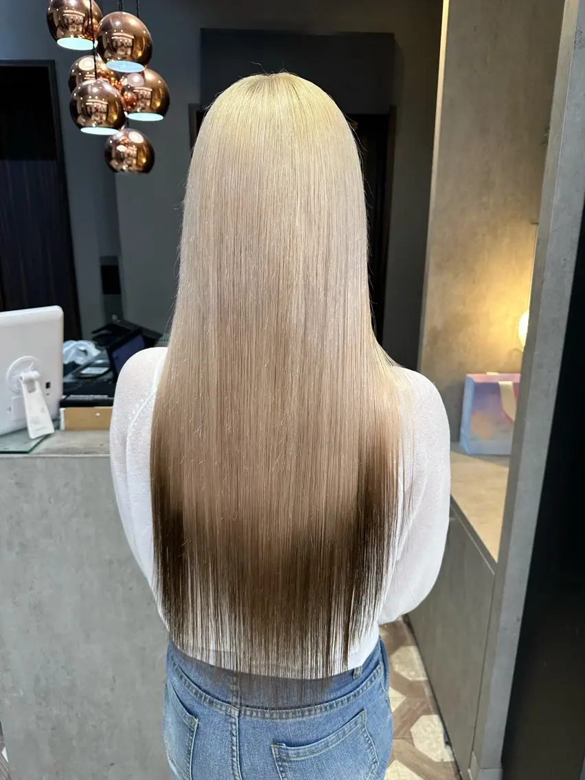 ロング カラー ベージュカラー ブリーチ ブロンド ケアブリーチ 透明感カラー ヘアカラー 天神暖色カラー レイヤー・髪質改善のヘアスタイル