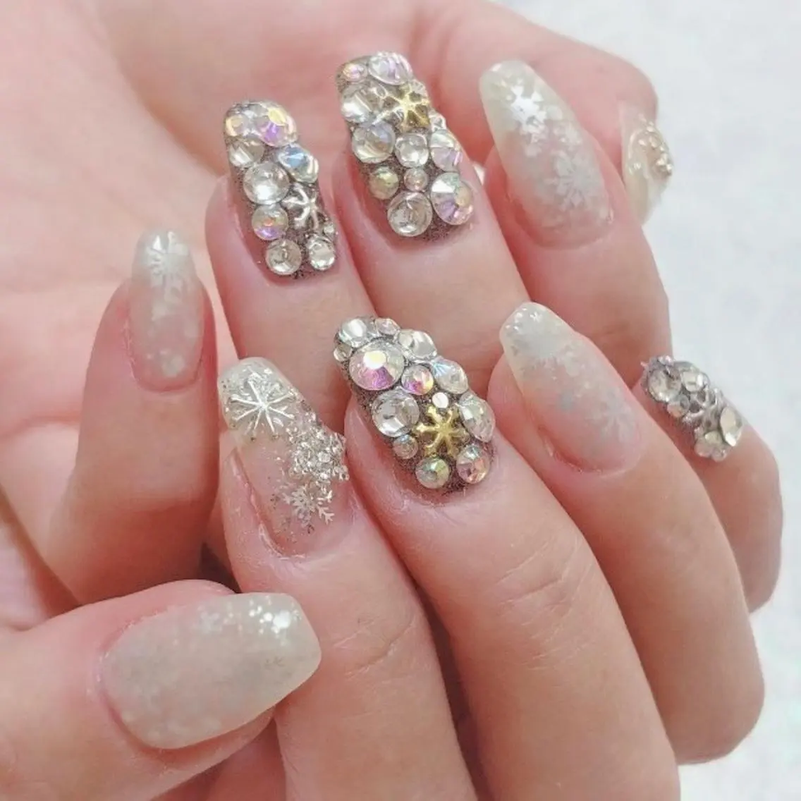 ネイル ジェルネイル キラキラネイル マットネイル ホワイト 冬ネイル ハンドネイル Nail lieNのネイルデザイン
