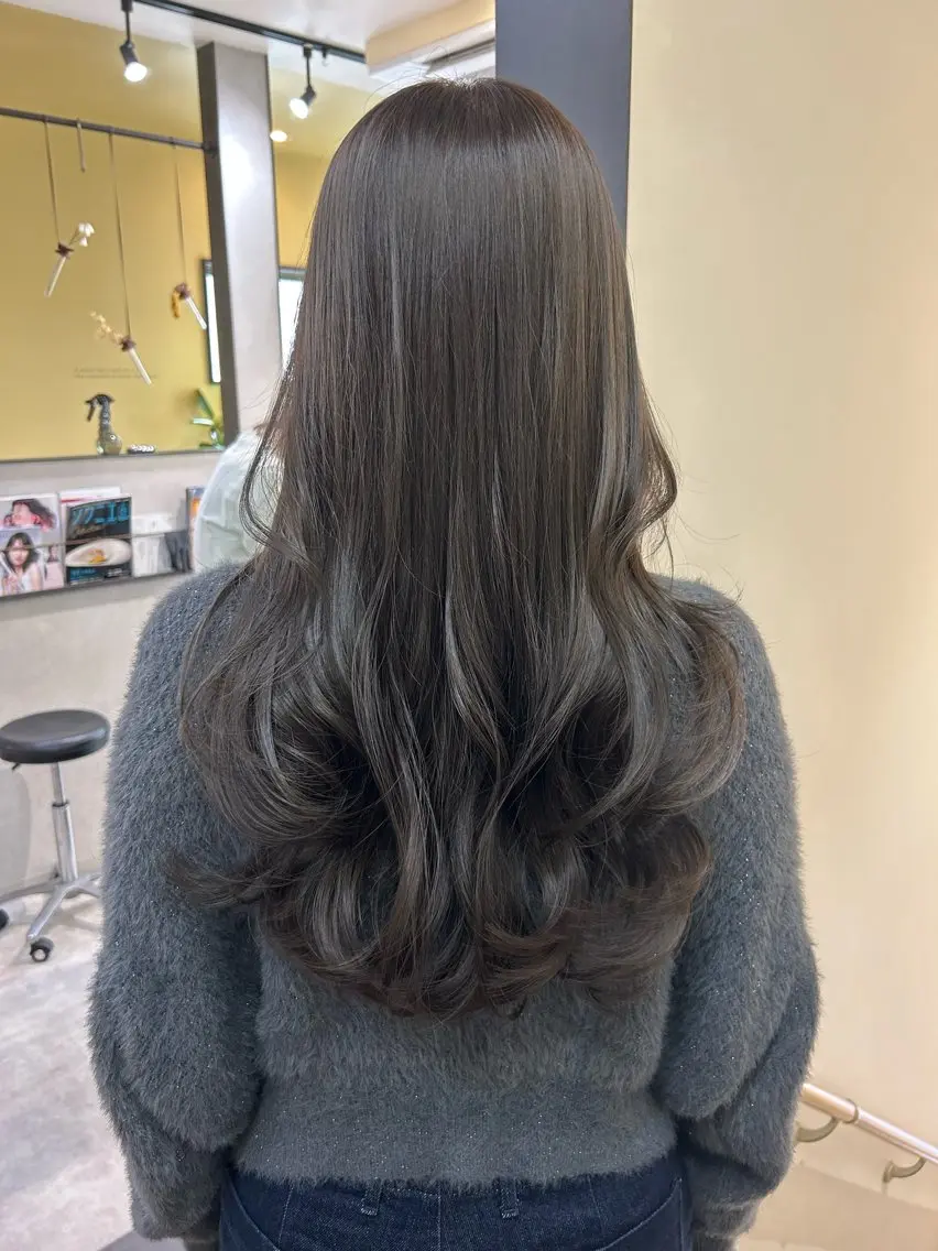 ロング カラー アッシュ アッシュグレー ブリーチ 透明感カラー ブリーチなしカラー カット ヘアカラー トリートメント hubhair レイヤー/透明感のヘアスタイル
