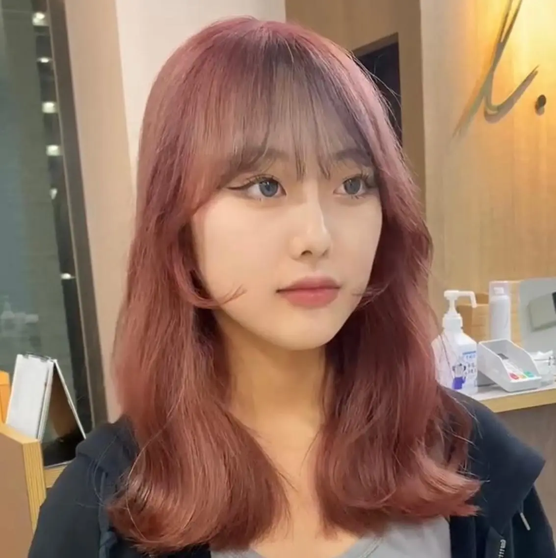 セミロング カラー ピンクカラー 横尾 歩のヘアスタイル