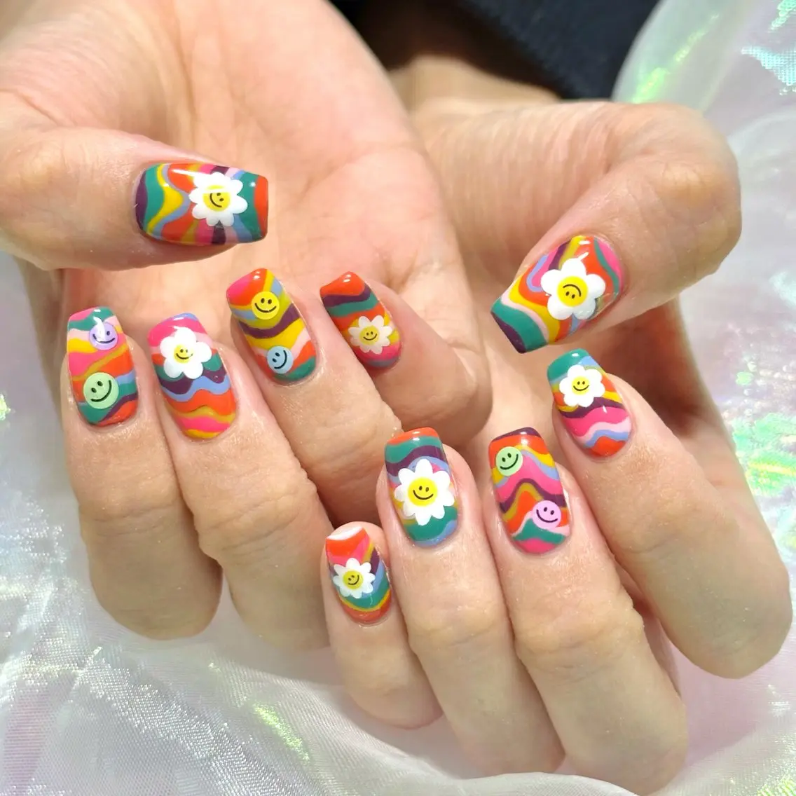 ネイル ハンドネイル 【OKIKA】 らん🦖🌈🧡のマツエク・マツパデザイン